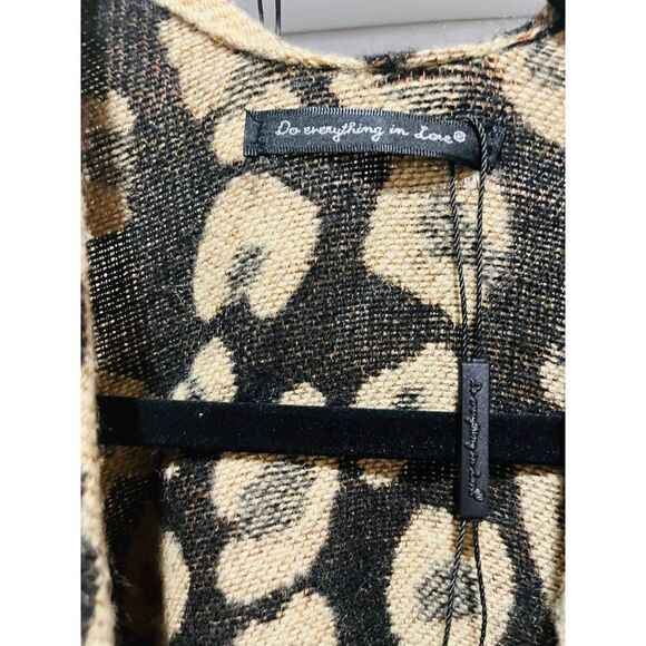 NWOT: Do everything with Love cover up - Picture 3 of 8